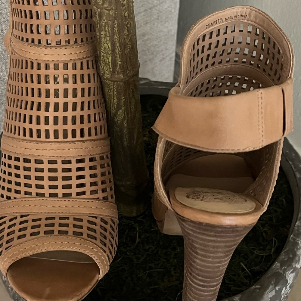 Women’s Shoes Tan. Size 71/2. Only worn one time.